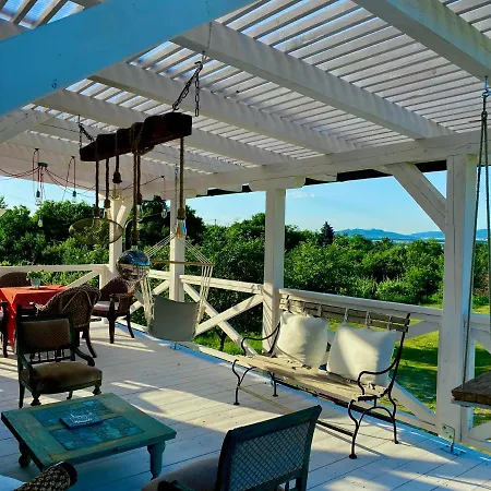 בית נופש Arty House With Huge Terrace At Lake Balaton