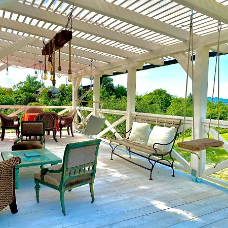 Arty House With Huge Terrace At Lake Balaton בית נופש