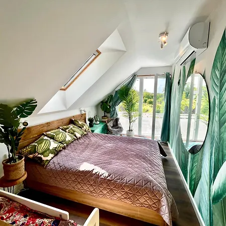 בית נופש Arty House With Huge Terrace At Lake Balaton *
