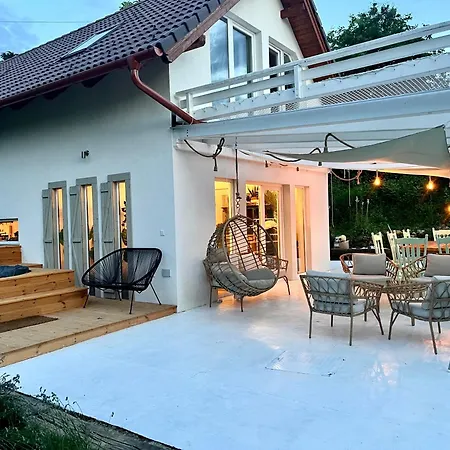 Arty House With Huge Terrace At Lake Balaton בית נופש