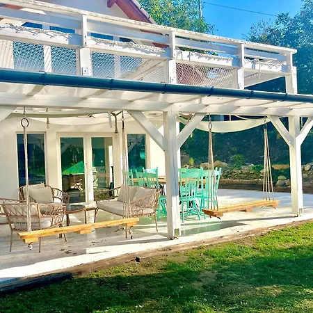 Semesterbostad Arty House With Huge Terrace At Lake Balaton